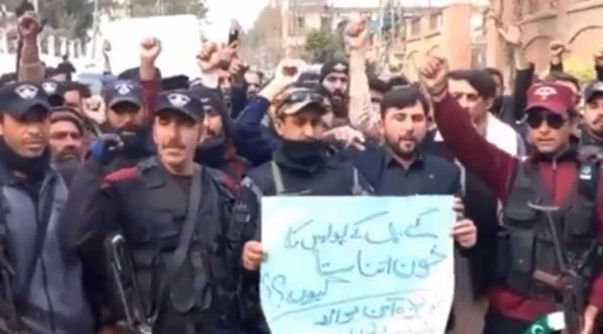 पाकिस्तान में आतंकवाद के खिलाफ सड़कों पर हजारों लोग